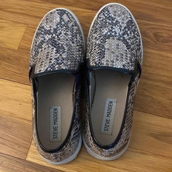 Steve Madden Women’s Snake Skin Studded Slip On Shoes Size 7.5 - Picture 3 of 8